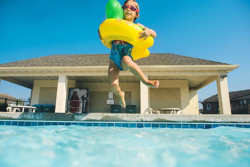 piscina pregatita pentru vara